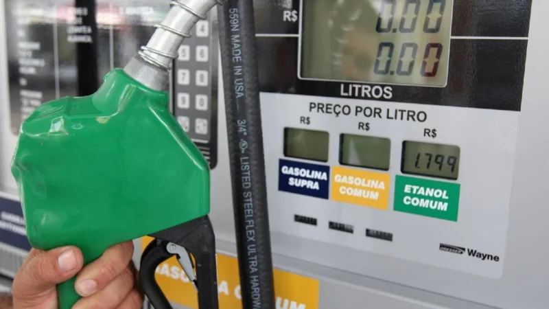 Após ajuste da Petrobras, preços dos combustíveis AUMENTAM em todo país; confira os novos valores