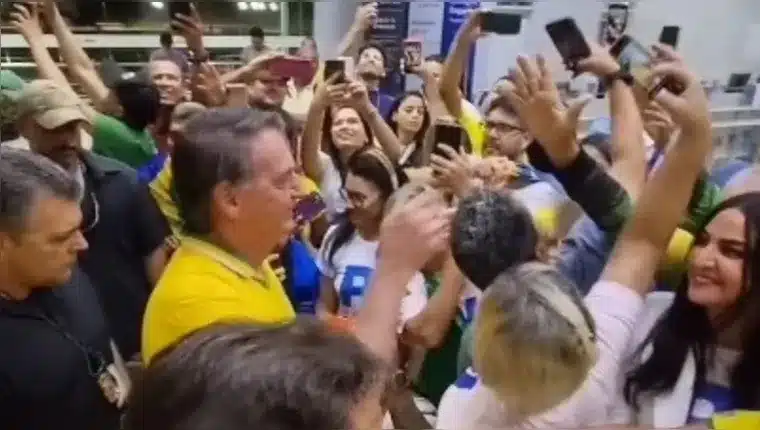 Bolsonaro é recebido em Marabá por aeroporto esvaziado