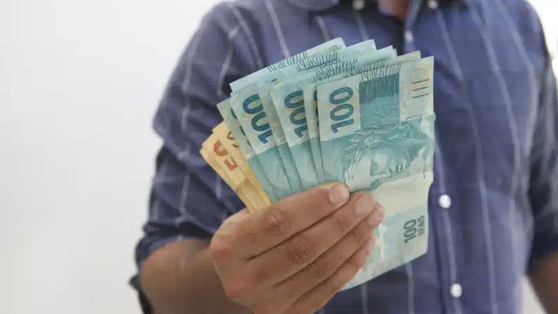 É DESTA forma que pessoas desempregadas podem receber R$ 2,7 MIL por MÊS!