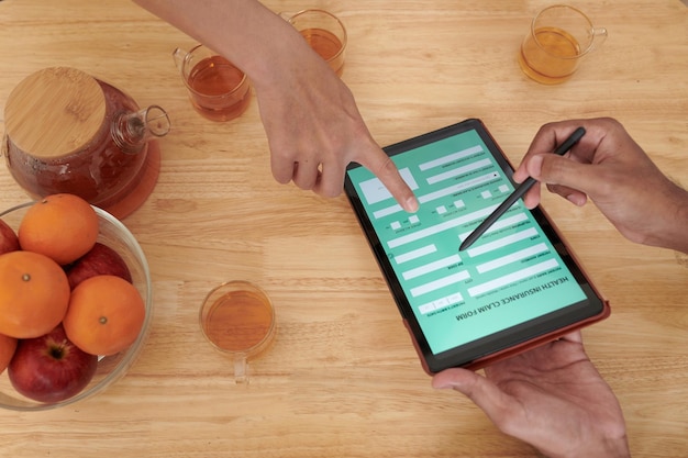 A screenshot of the eSocial Doméstico system showing the page where the user can issue the DAE guide. The interface is clean and easy to navigate, with clear buttons and instructions.