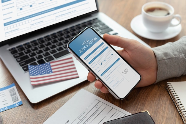 Screenshot of the Carteira de Trabalho Digital app on a smartphone, highlighting the 'Abono Salarial' section with clear navigation arrows. The image shows a user-friendly interface and the ease of finding the relevant information.