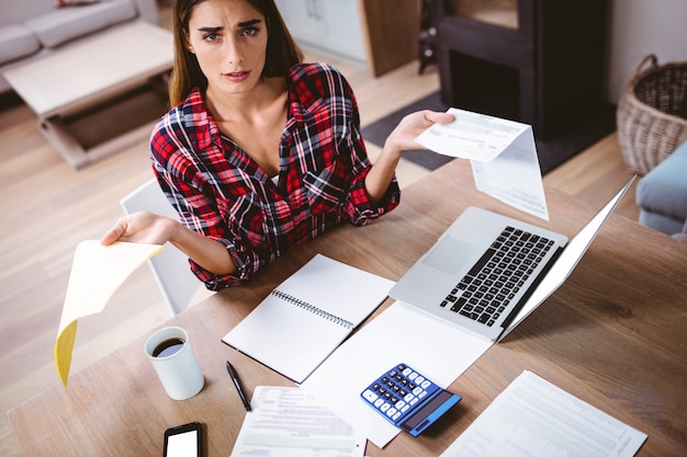 Imposto de Renda 2025: Guia Completo de Prazos, Deduções e Novidades