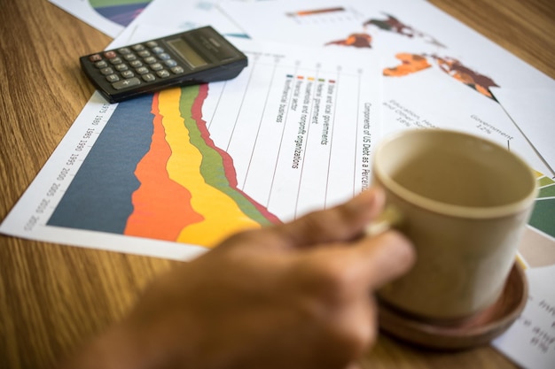 A graph showing the progressive tax rates of the Brazilian income tax table, with income ranges on the x-axis and tax rates on the y-axis. The graph should visually represent how higher incomes are taxed at higher rates.