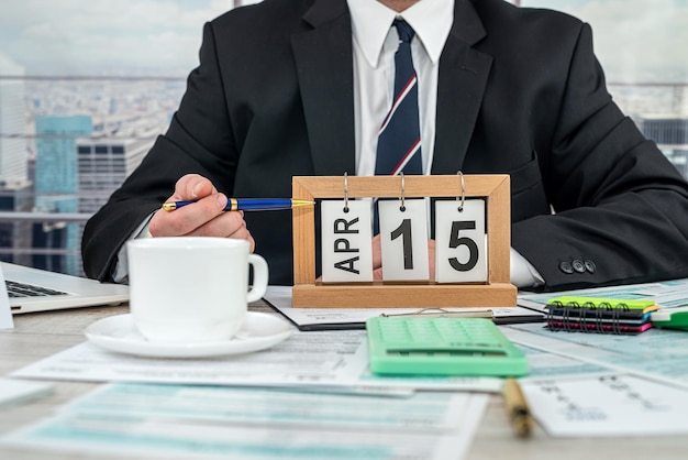 A calendar marking important dates for MEI obligations in 2025, emphasizing dates for tax payments and annual declarations.