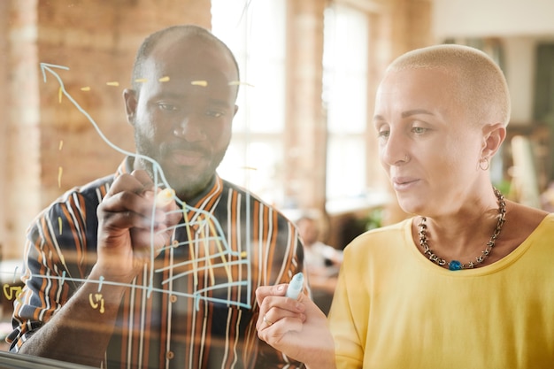 A photograph of a diverse group of Brazilian adults participating in a technology training workshop, focused on learning AI-related skills, symbolizing the workforce adapting to the AI revolution.