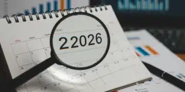 Calendário destacando o ano de 2026 com uma lupa, simbolizando planejamento e detalhamento de informações do INSS.