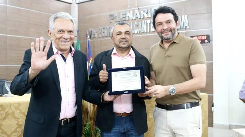 PETROLÂNDIA: Napoleão Leandro Barbosa recebe Título de Honra ao Mérito da Câmara Municipal