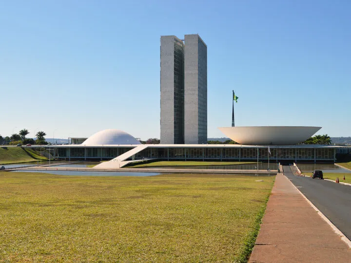 Explosão na Praça dos Três Poderes em Brasília deixa uma pessoa morta; VÍDEO