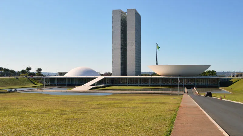 Explosão na Praça dos Três Poderes em Brasília deixa uma pessoa morta; VÍDEO