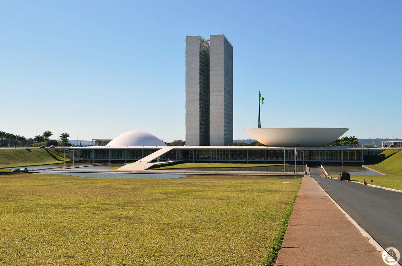 Explosão na Praça dos Três Poderes em Brasília deixa uma pessoa morta; VÍDEO